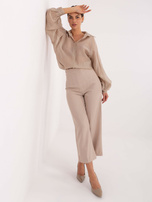 Beige durchsichtige Bluse mit dekorativen Knöpfen.
