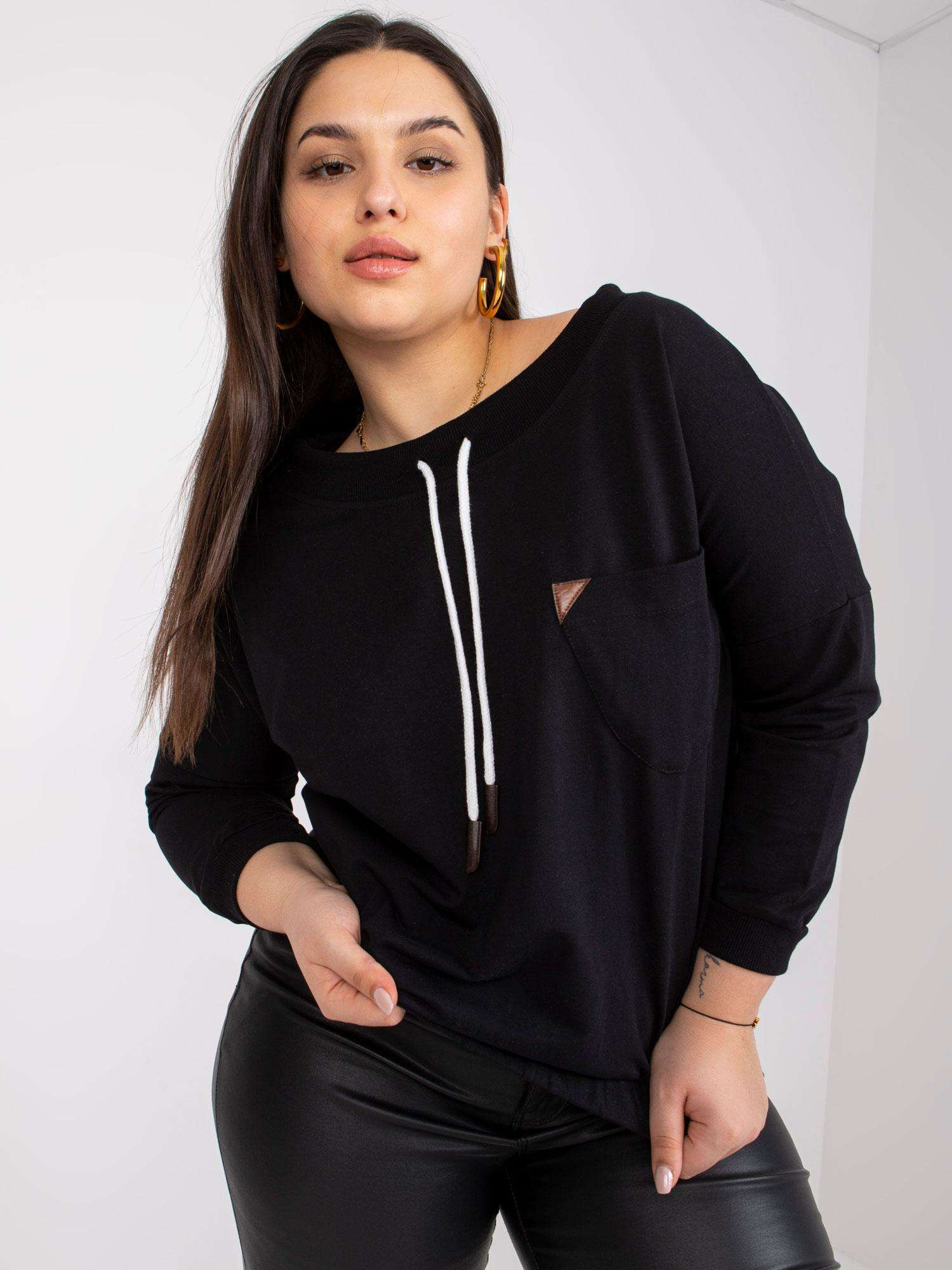 Czarna krótka dresowa bluza plus size Louna