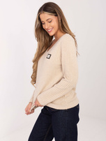 Beżowy damski sweter z dekoltem V