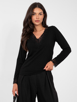 Schwarze Damenbluse mit V-Ausschnitt.
