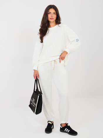 Ecru komplet ze spodniami joggerami