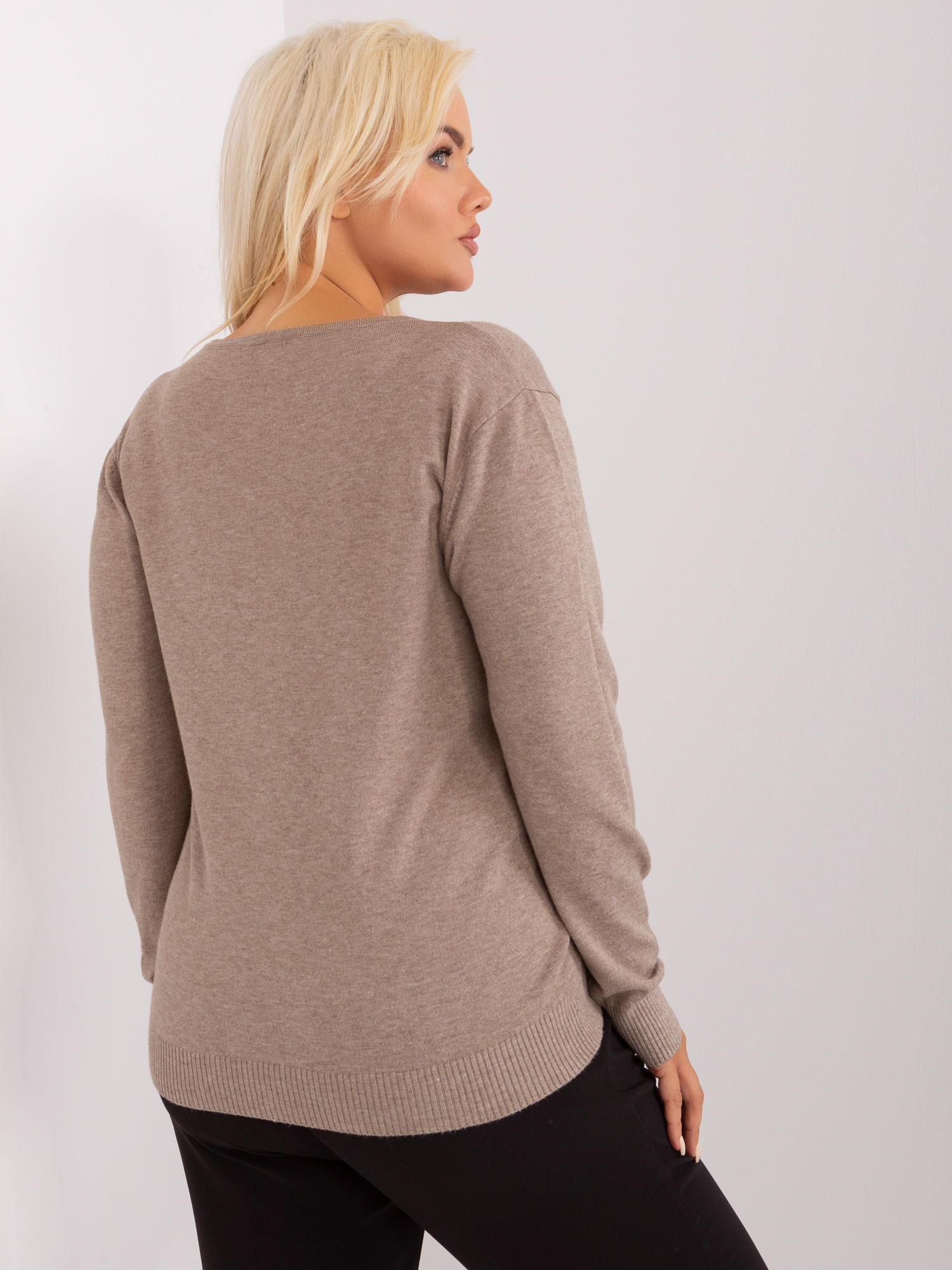 Ciemnobeżowy sweter plus size z guzikami