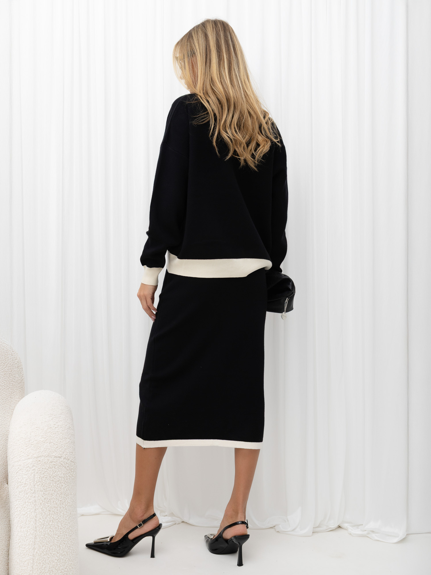 Čierno-bežový elegantný komplet sveter s gombíkmi.
