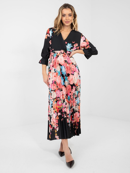 Czarna satynowa sukienka z paskiem