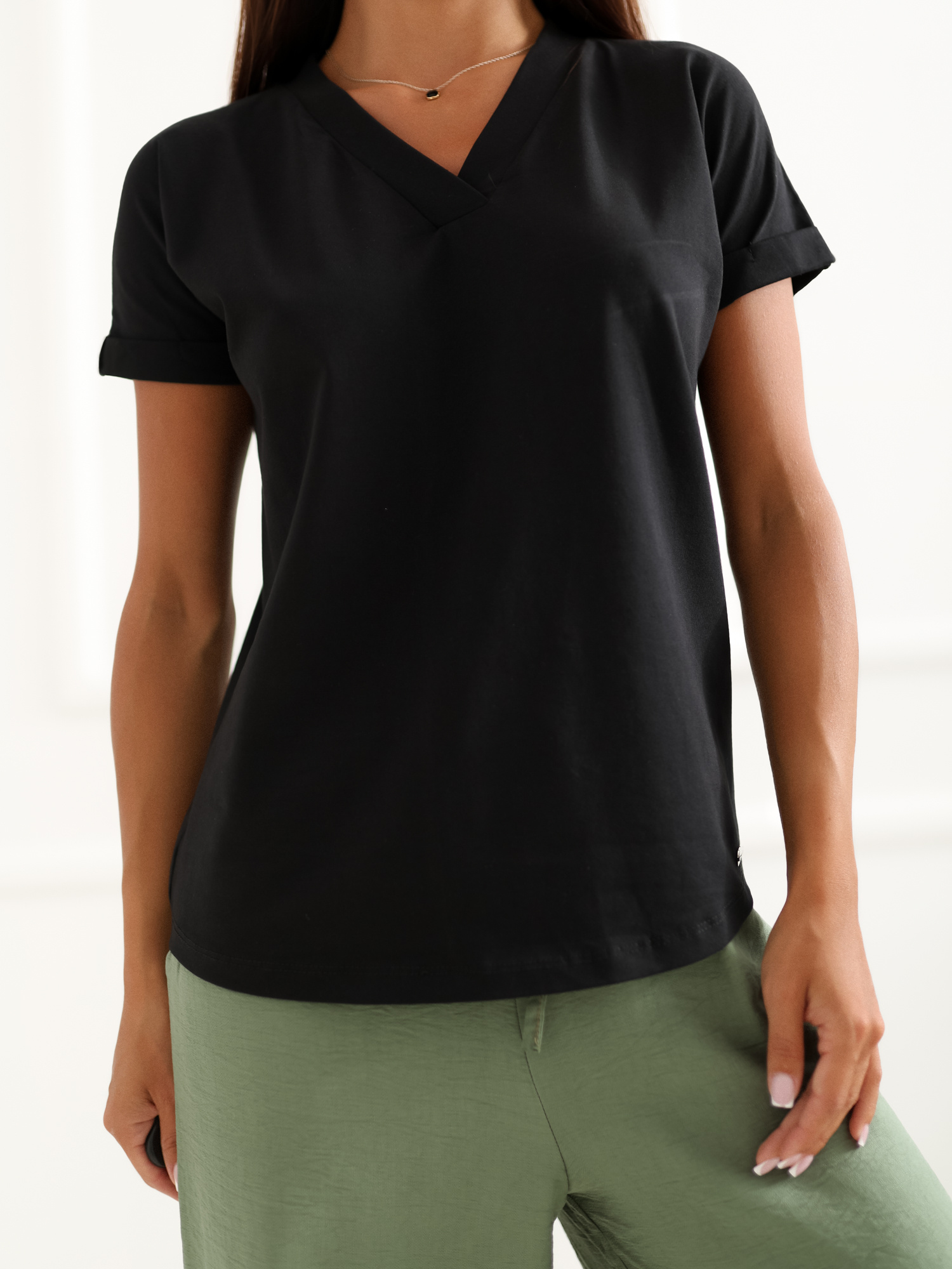 Schwarzes einfarbiges Basic-T-Shirt mit V-Ausschnitt Severine.