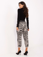 Jasnobeżowe damskie spodnie z paskiem