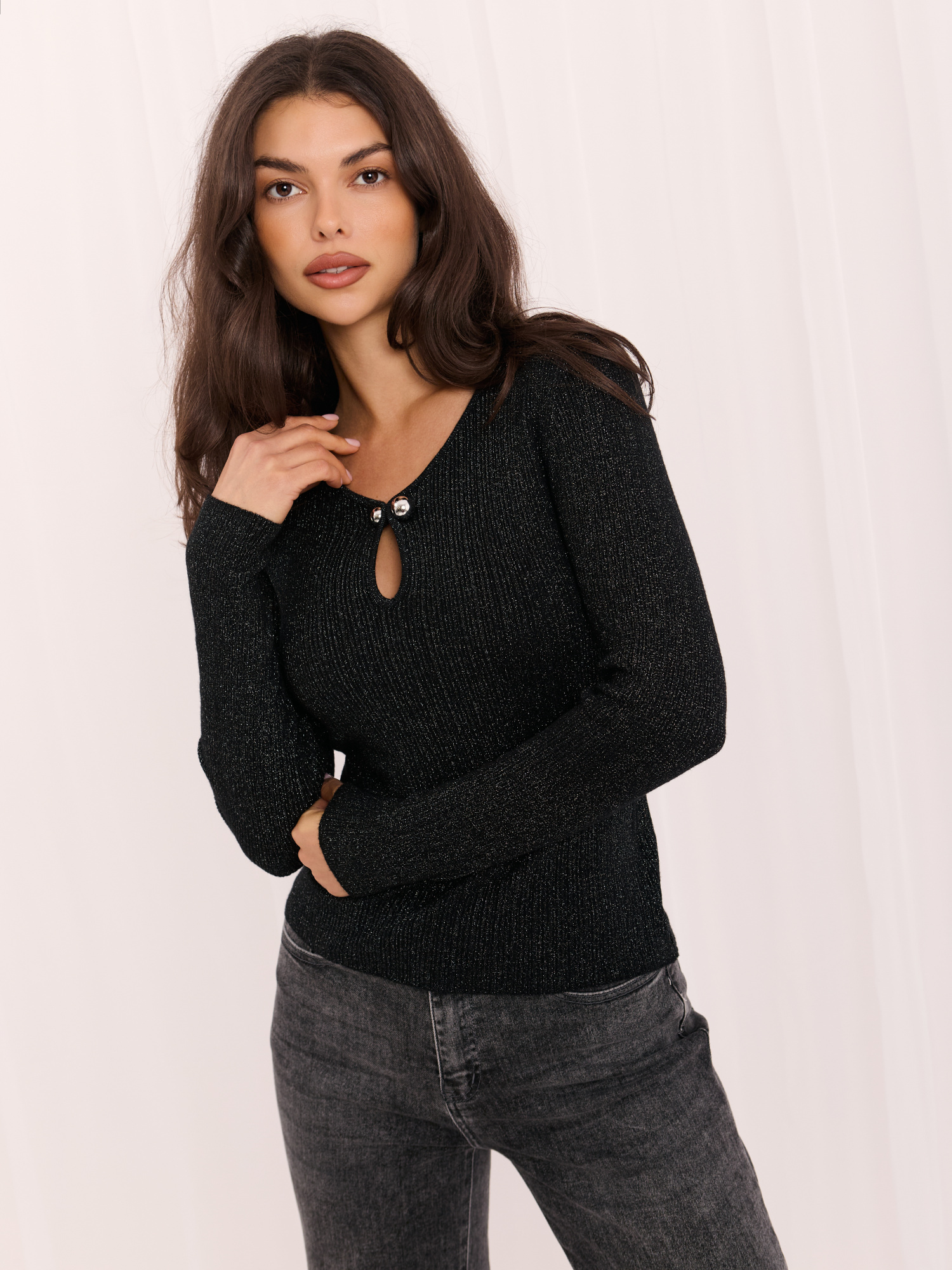 Czarny elegancki sweter z wycięciem na dekolcie