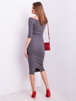Ciemnoszara prążkowana sukienka odsłaniająca ramiona