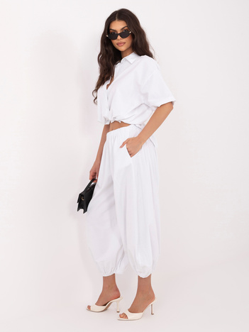 Białe spadochronowe spodnie z sztruksu