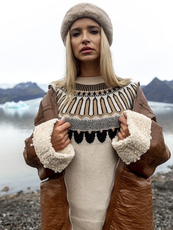 Hurt Beżowy damski sweter klasyczny we wzory RUE PARIS