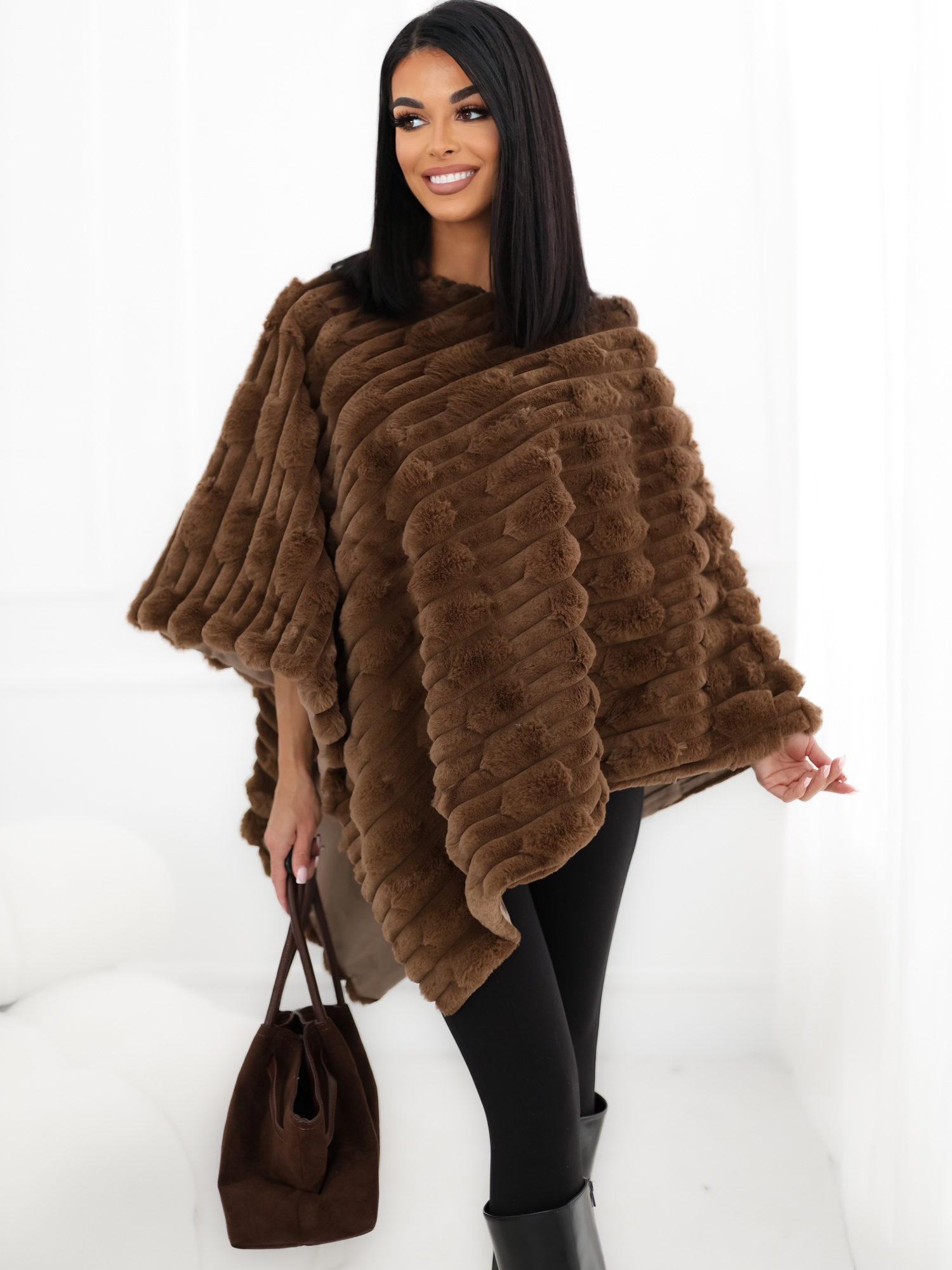 Dunkelbeige Damen-Poncho aus weichem Kunstfell.