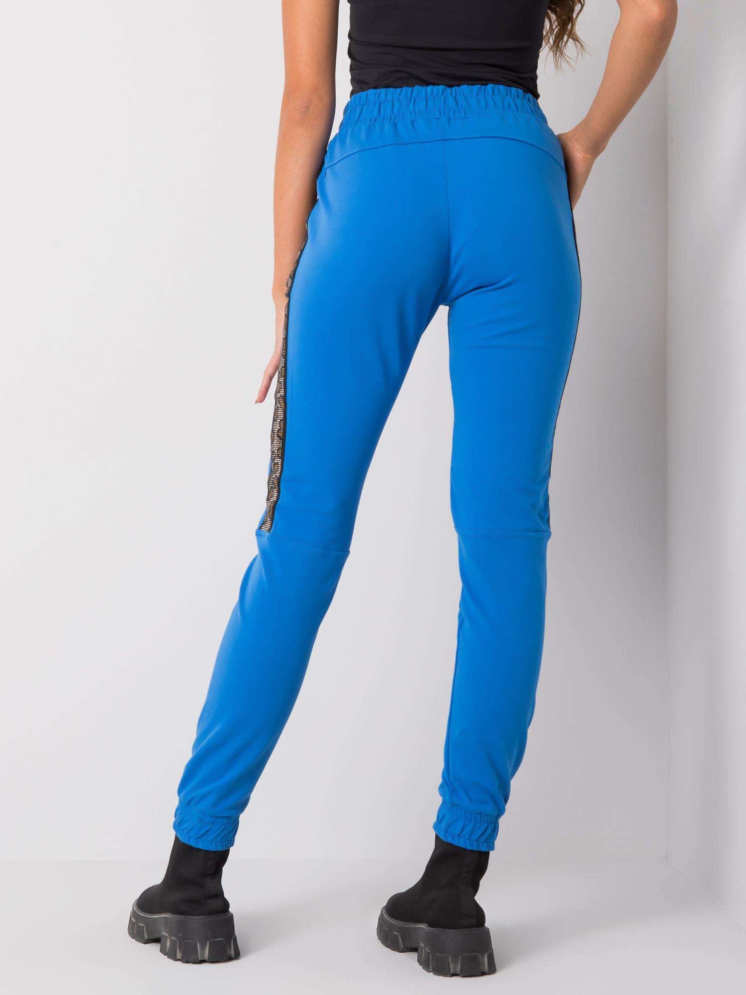 Blaue Jogginghose mit Applikation Giulia.
