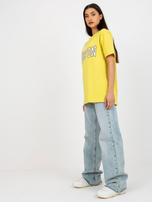 Hurtownia Ciemnożółty luźny damski t-shirt z napisem 