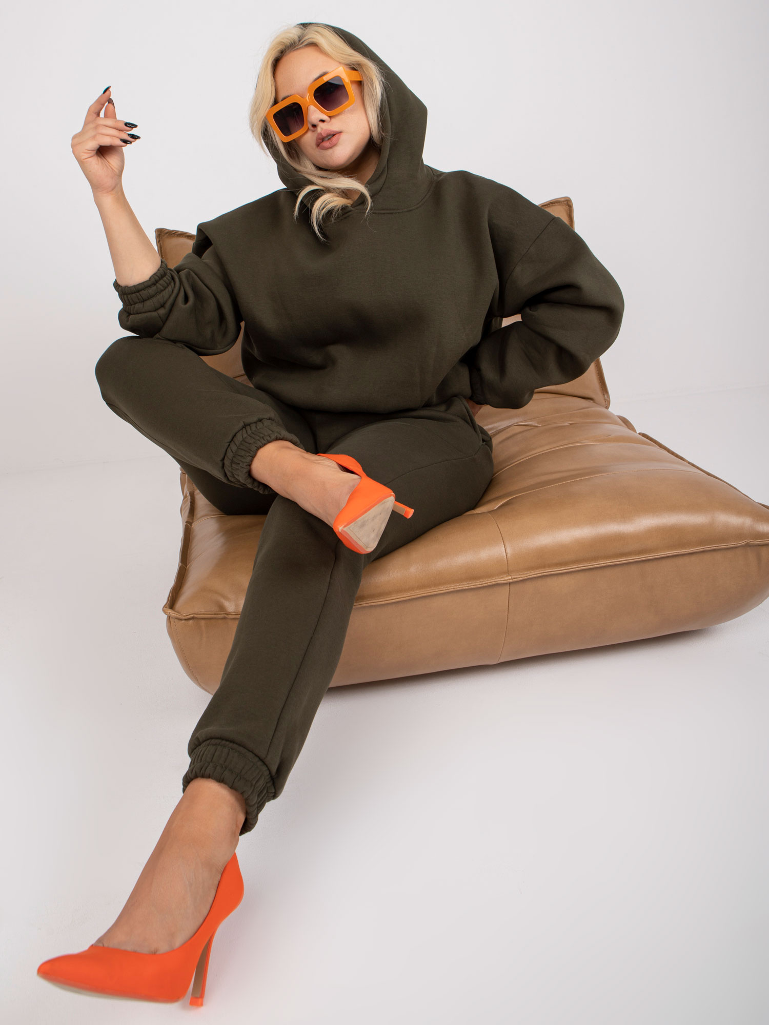 Khaki dresová souprava plus size s kalhotami.