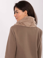 Ciemnobeżowy przyjemny w dotyku komin