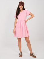 Pastelowa różowa letnia sukienka z krótkim rękawem RUE PARIS  