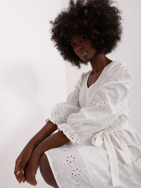 Hurtownia Ecru ażurowa sukienka z rękawem 3/4