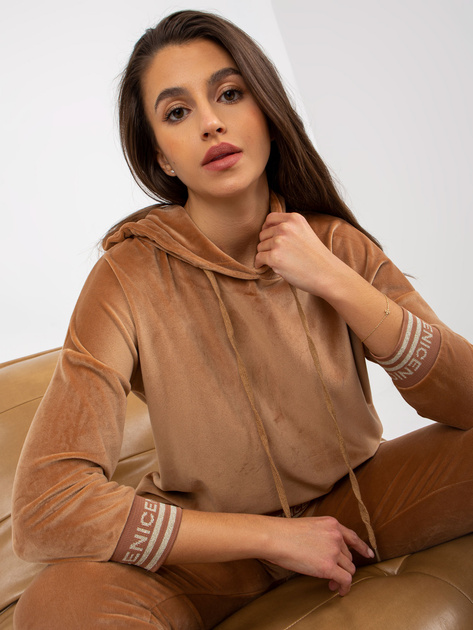 Hurtownia Camelowy miękki komplet welurowy ze spodniami