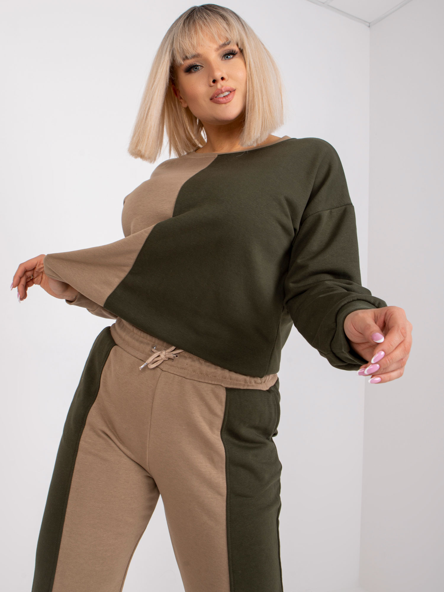 Ciemnobeżowy-khaki komplet dresowy plus size bez kaptura Amishi.