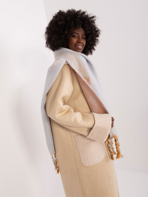 Hurtownia Jasnoróżowy ciepły szal we wzory