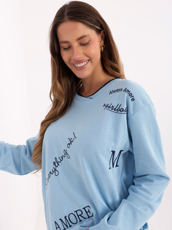Jasnoniebieska casualowa bluzka z napisami 