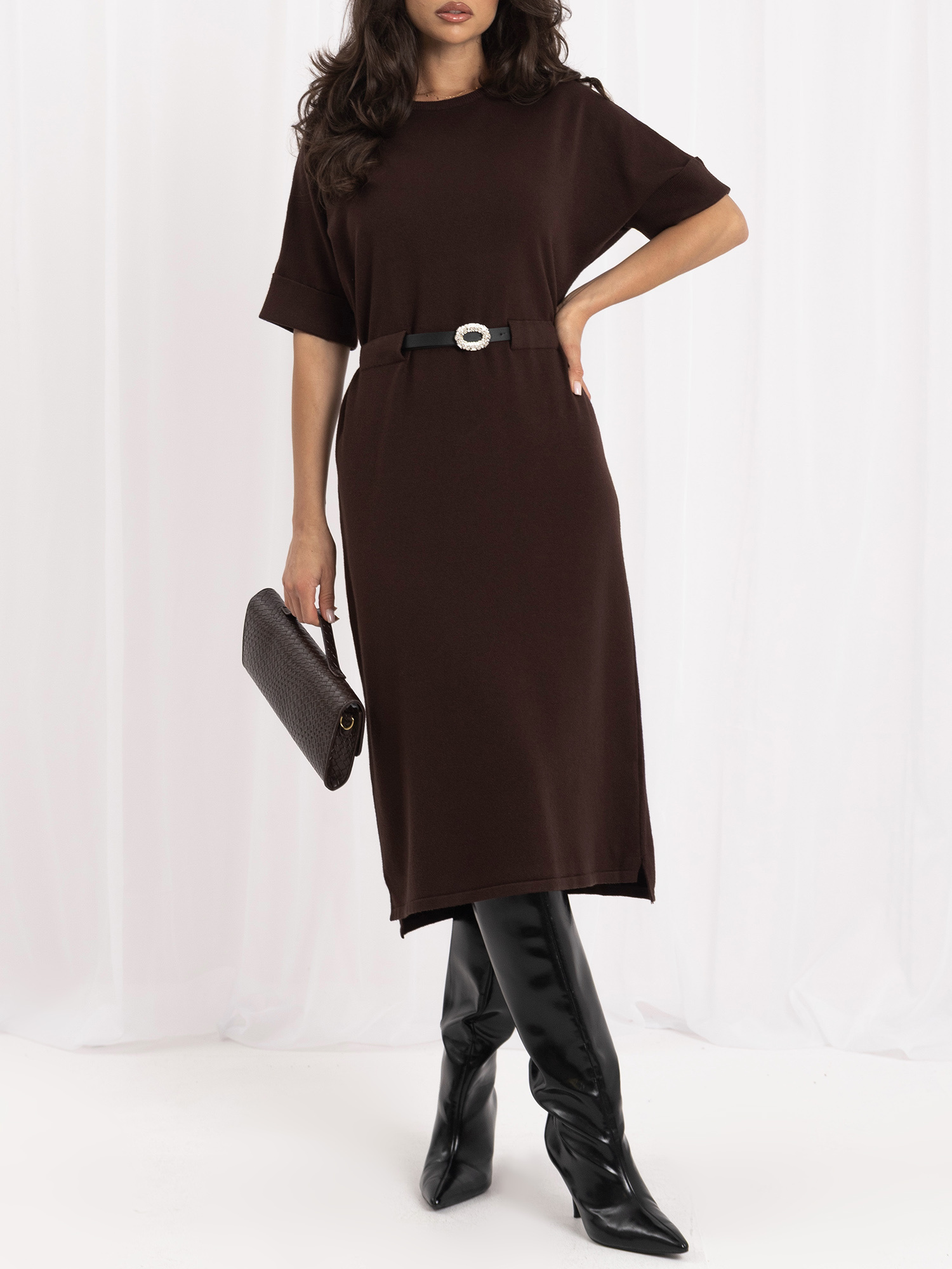 Schokoladenfarbendes Strickkleid im eleganten Stil.