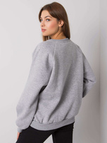 Grauer Kapuzenloser Jordan-Pullover.