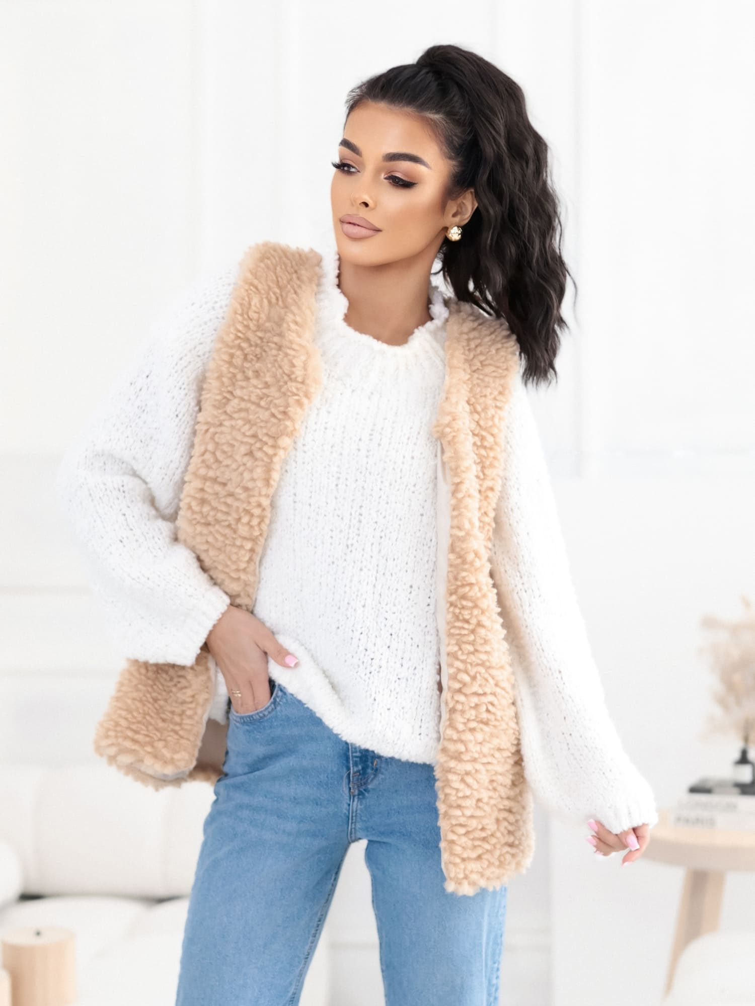 Beige vest beránek s zapínáním na háčky.