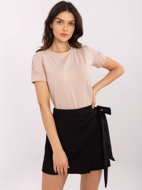 Hurt Beżowy damski t-shirt z haftem na rękawach