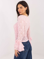 Jasnoróżowa bluzka z rozkloszowanymi rękawami