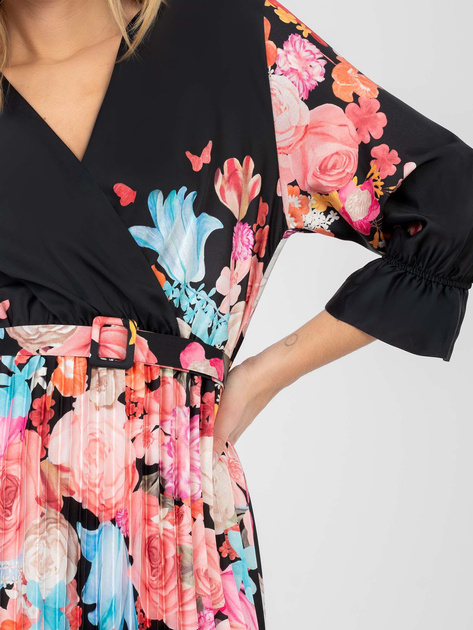 Czarna satynowa sukienka z paskiem