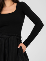 Czarna bluzka basic z kwadratowym dekoltem RUE PARIS 