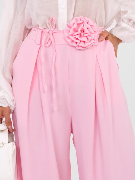 Jasnoróżowe spodnie z ozdobną różą RUE PARIS
