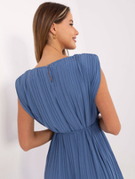 Schmutzigblaue plissierte Kleid mit Gürtel.