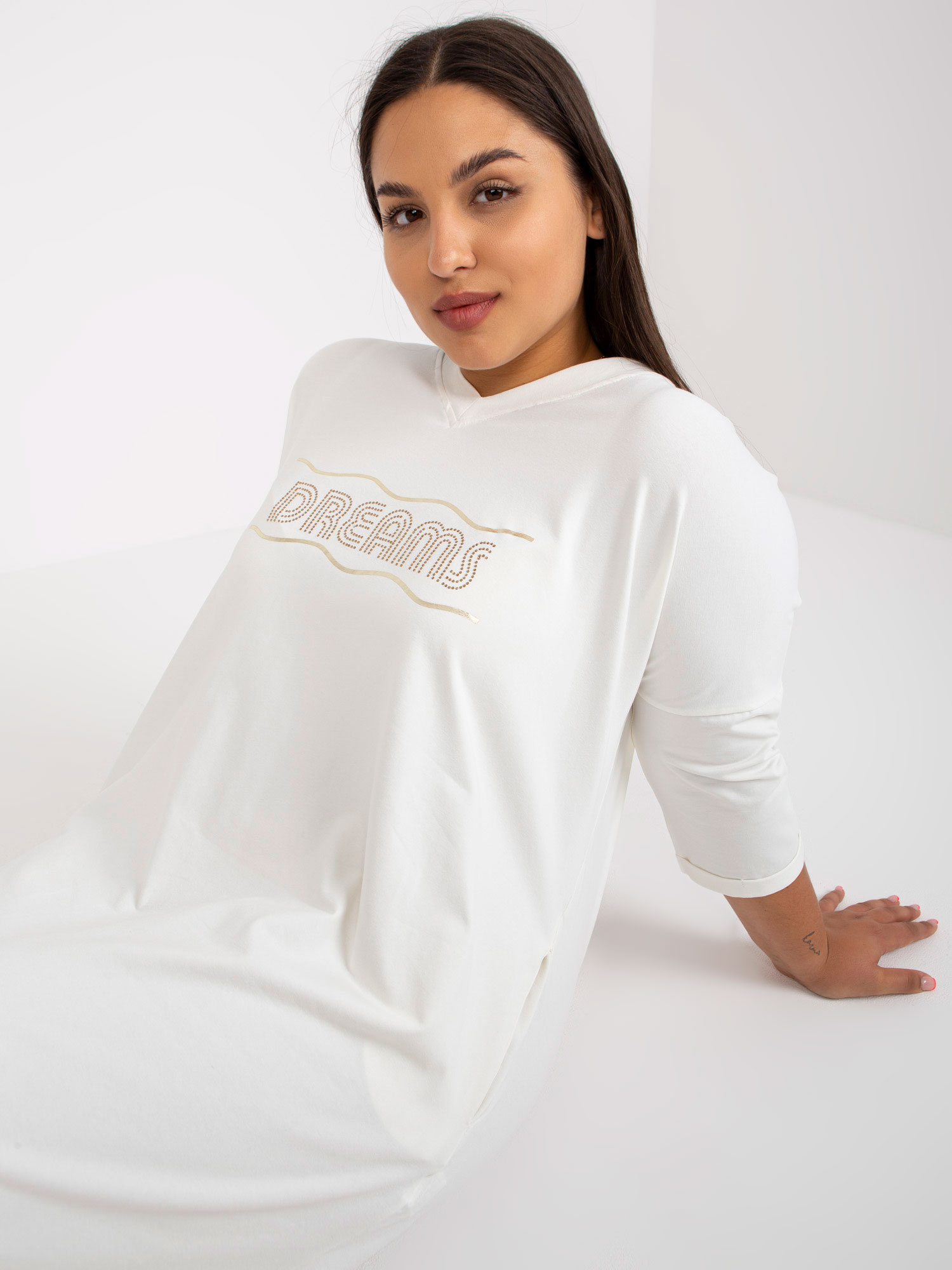Ecru bavlněná tunika plus size s nápisem.
