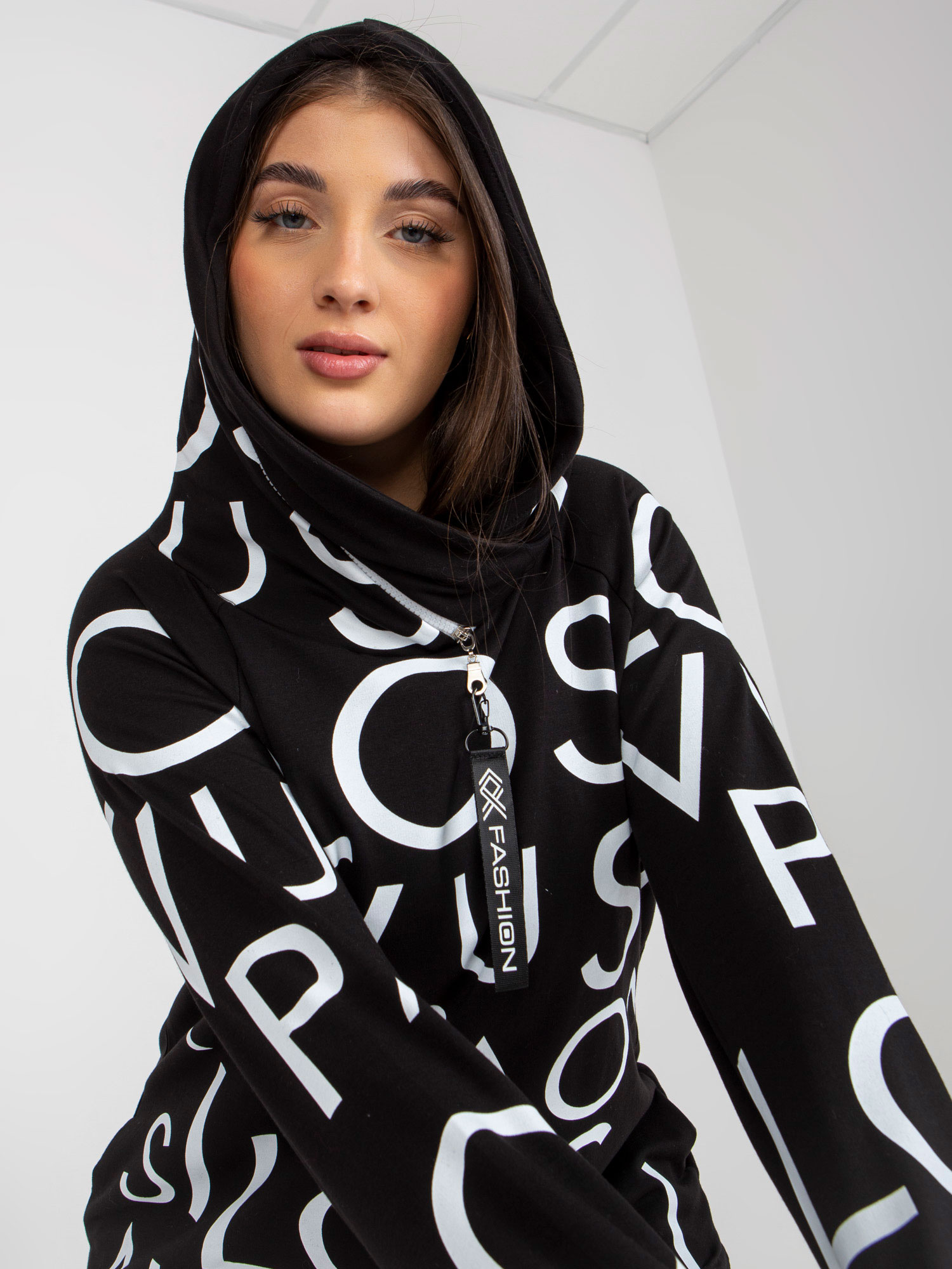 Czarna damska bluza plus size z kapturem i literami