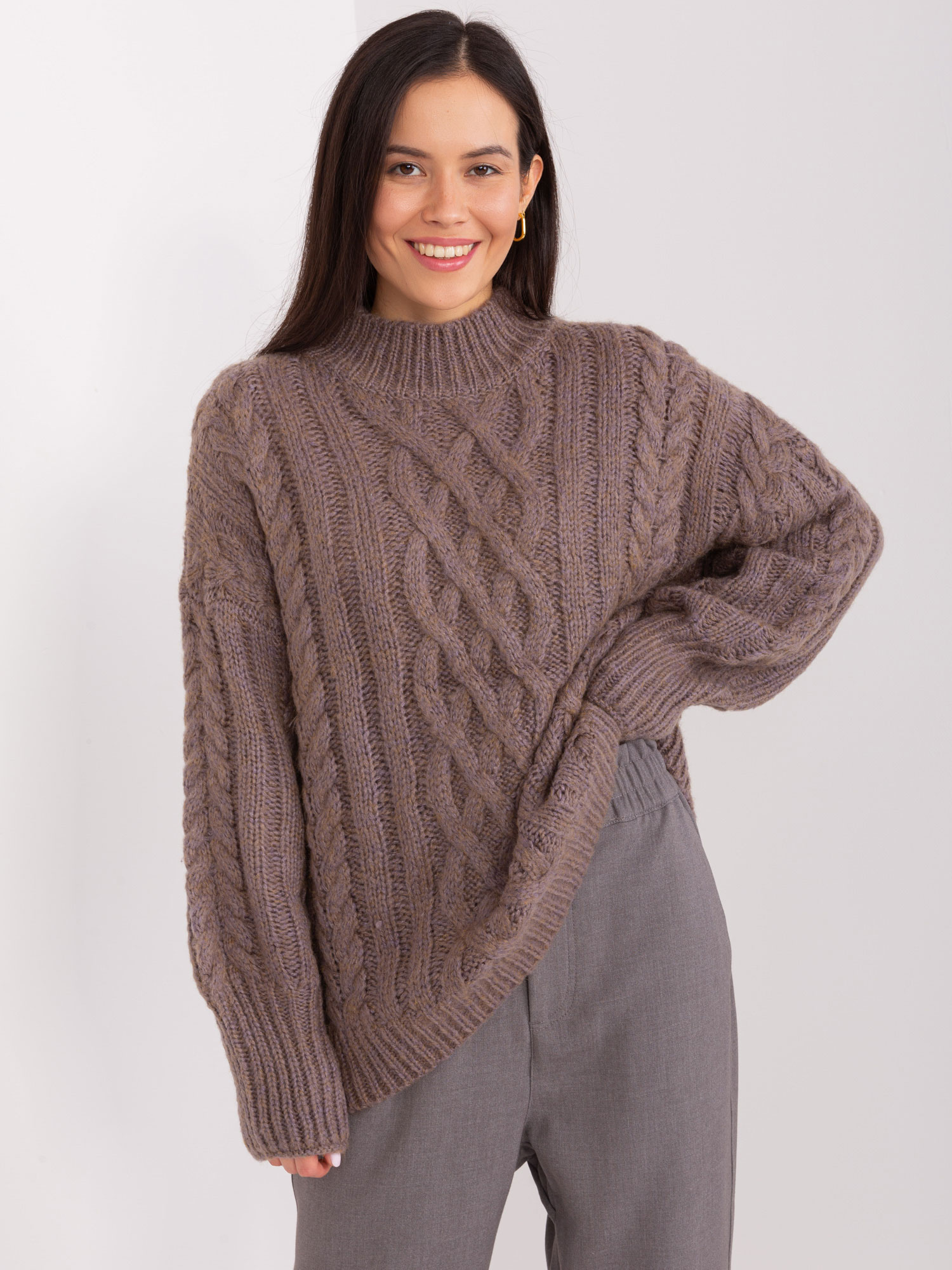 Hurt Brązowy sweter z warkoczami i ściągaczami 