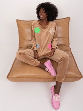 Hurt Ciemobeżowy welurowy komplet z kwiatową naszywką