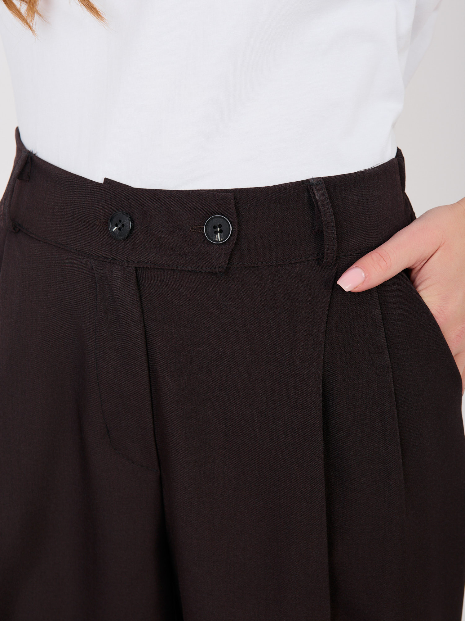 Chocolate wide trousers made of RUE PARIS material.
