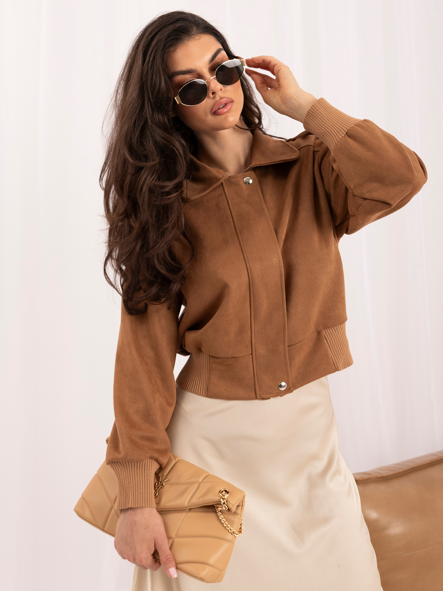 Kameljacke aus Wildlederimitat mit breitem Bündchen.