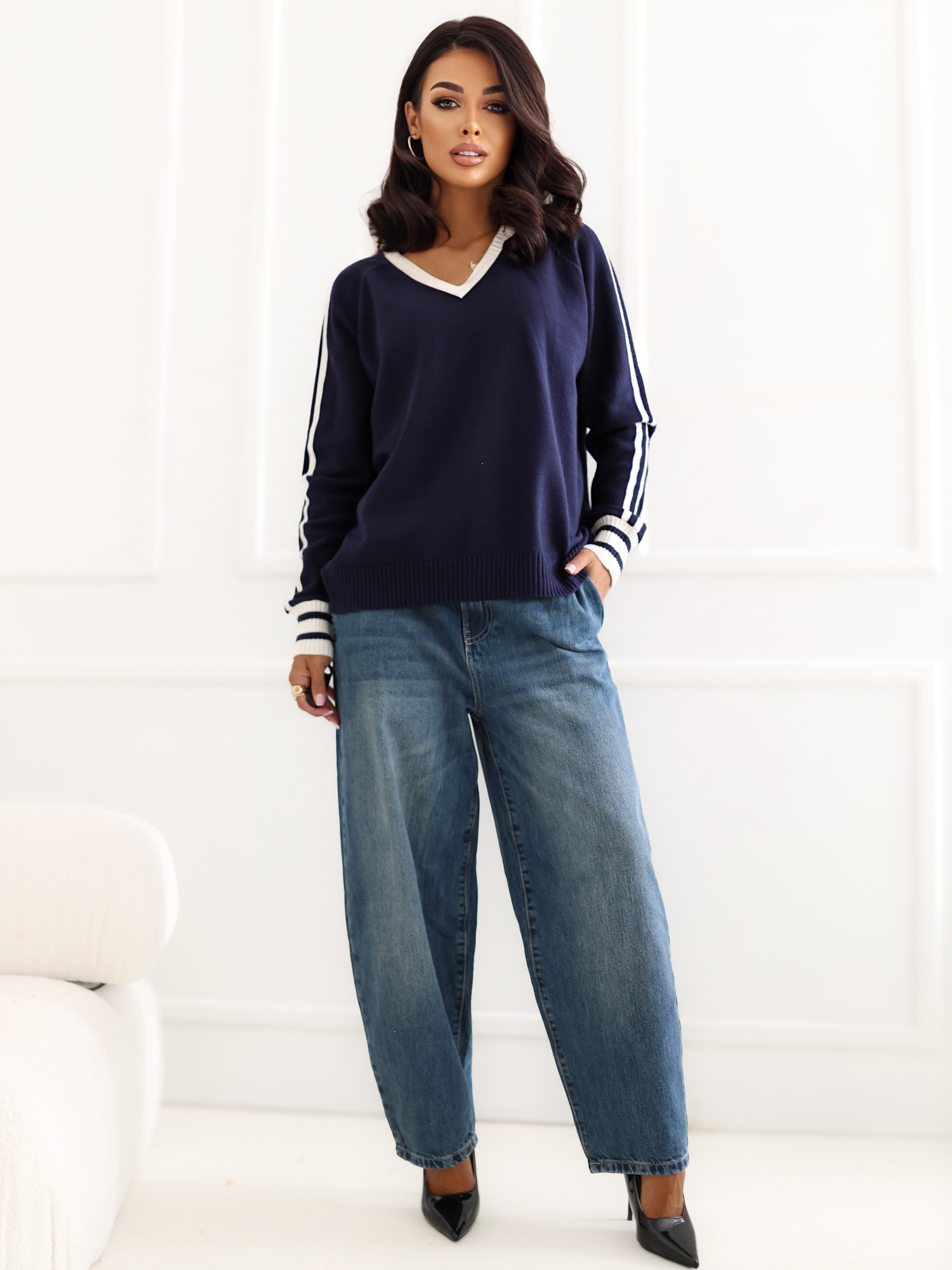 Granatowy damski sweter oversize z dekoltem V