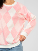 Pastellrosa Oversize-Pullover mit langen Ärmeln.