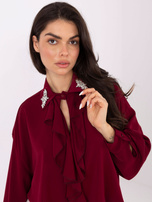 Burgunderfarbene elegante Bluse mit asymmetrischem Schnitt.