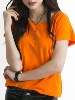 Oranžinė marškinė su apskritimu.