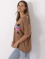 Jasnobrązowy damski t-shirt z nadrukiem