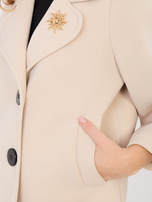 Beżowy płaszcz z zapięciem na guziki