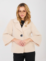 Beige kabát s knoflíkovým zapínáním.