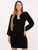Czarna dopasowana sukienka z prążkowanej dzianiny