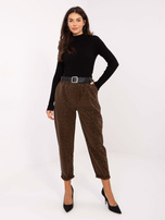 Braune Hose aus Kunstleder mit Gummizug in der Taille.