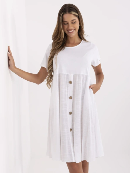 Biała letnia sukienka z ozdobnymi guzikami